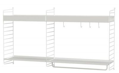 Weißes String Regal-System mit zwei Regalböden, Hakenleiste und Handtuchhalter für Badezimmer oder Küche.
